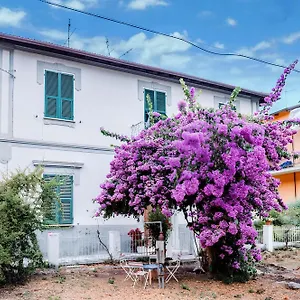 https://casa-elegante-in-mezzo-al-verde.hotelitalianriviera.com